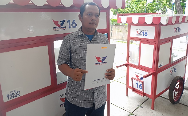 Pedagang Bakso Tusuk Gembira Dapat Gerobak Partai Perindo usai 18 Tahun Berjualan dengan Sepeda