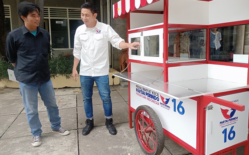 Terima Gerobak Partai Perindo, Penjual Nasi Goreng: Sangat Berguna bagi Pedagang