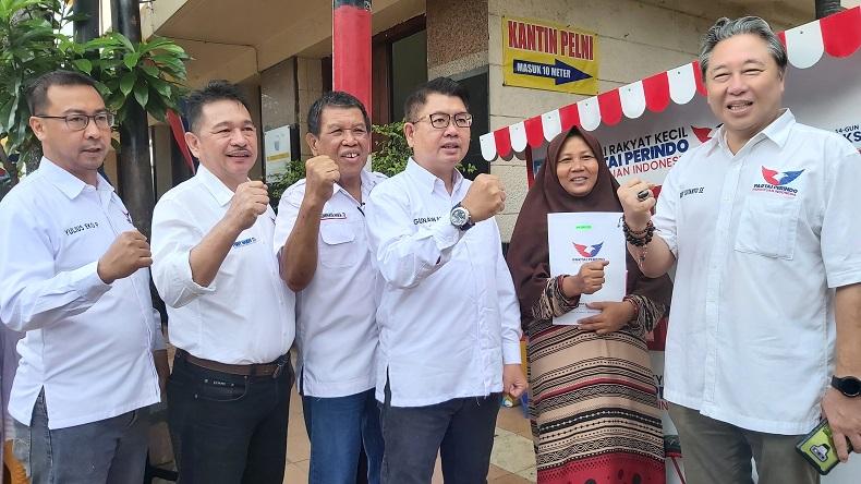 Bagikan Gerobak, Bukti Partai Perindo Hadir untuk Rakyat Kecil