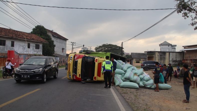 Diduga Pecah Ban, Truk Pengangkut Gabah di Pringsewu Terguling Tutupi Jalan