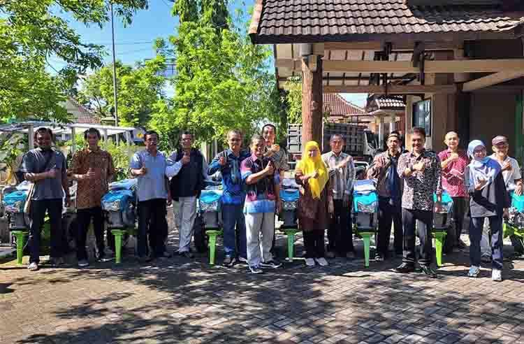Dinas Pertanian dan Ketahanan Pangan DIY Bagikan 7 Traktor Roda 2 bagi Petani Kulonprogo