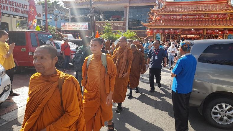Kisah 32 Biksu asal Thailand Jalan Kaki Ke Candi Borobudur, Istirahat Sebentar di Bekasi