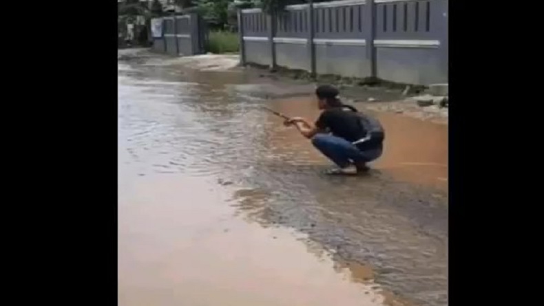 Geram Jalan Rusak, Warga Pangauban KBB Protes dengan Mancing di Genangan