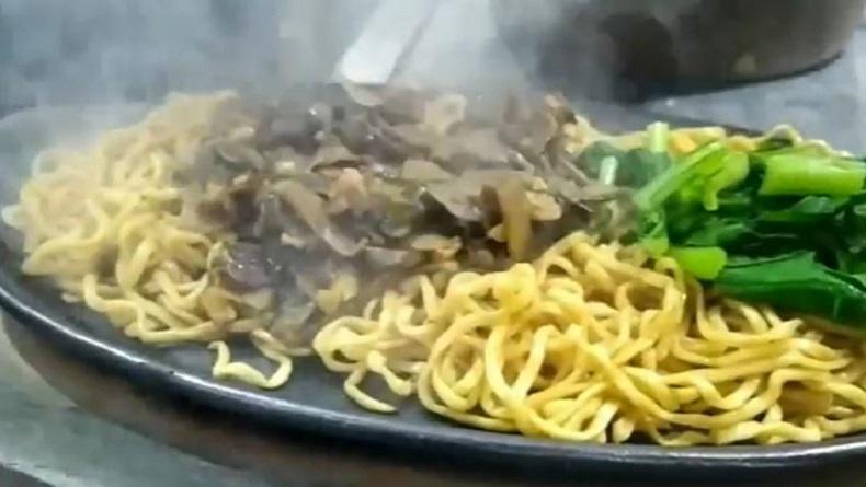 Nikmatnya Mi Ayam Toping Jamur Hot Plate di Banyumas, Rasanya Menggugah Selera