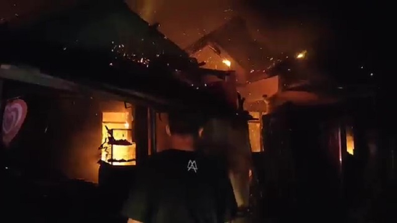 Pom Mini di Krangkeng Indramayu Terbakar Hebat, Api Merembet Hanguskan 2 Rumah