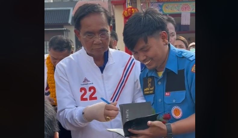 PM Thailand Prayut Chan O Cha Kena Prank TikToker, Tanda Tangan di Buku Death Note