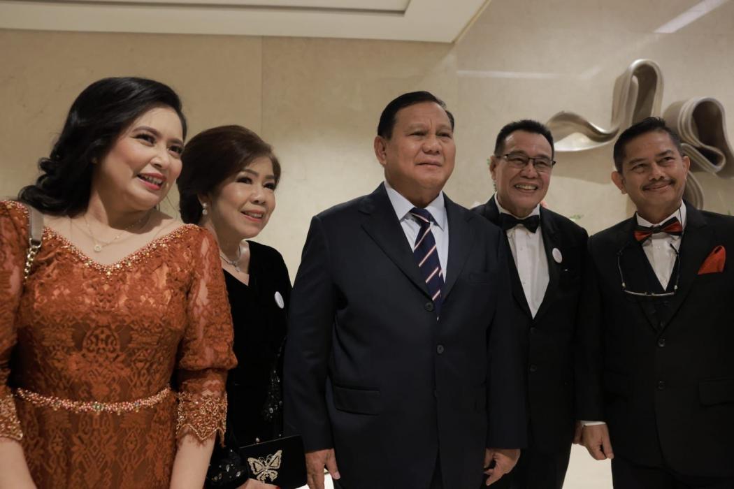 Momen Prabowo Subianto Peluk Erat Otto Hasibuan, Kenang Perjuangan Bersama di Pilpres 2019