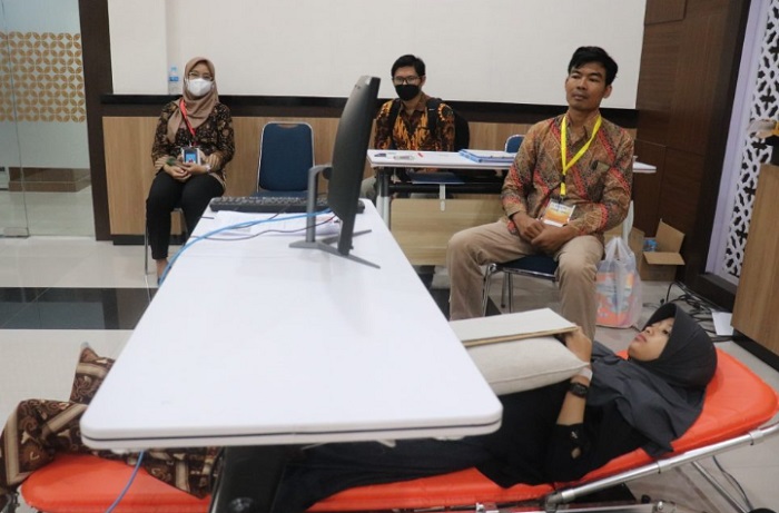 Penuh Semangat, Asanda Tetap Ikuti UTBK Meski Jalani Ujian sambil Terbaring