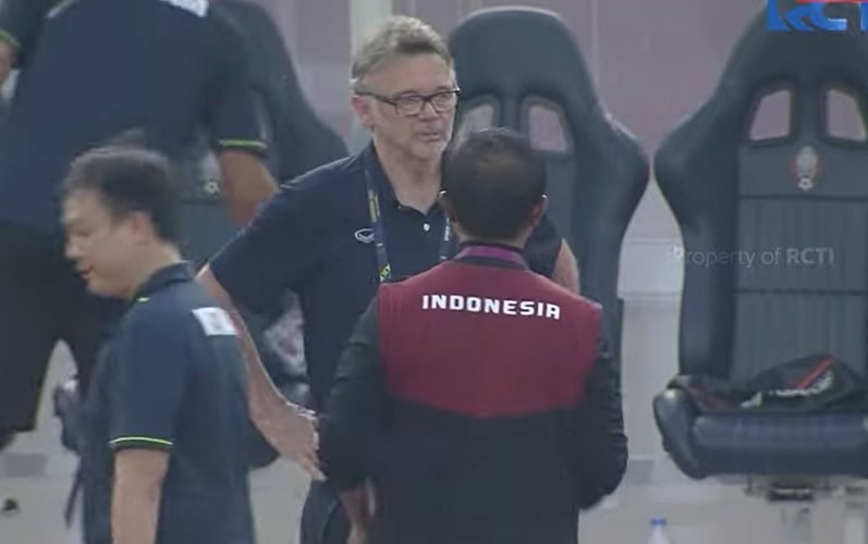 Momen Phillippe Troussier Berbincang Serius dengan Indra Sjafri usai Indonesia Libas Vietnam 3-2