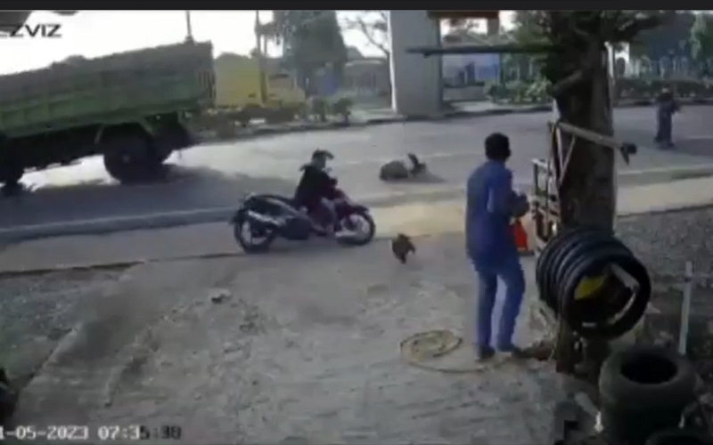 Terekam CCTV, Lansia Terpental Ditabrak Motor di Depan Asrama Haji Palembang 