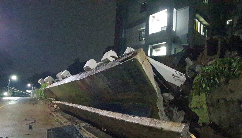 Tembok Beton Sepanjang 100 Meter di Jalan Baru Babakan Tangsel Roboh, Akses Ditutup