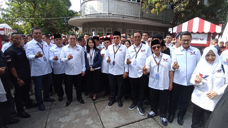 Hary Tanoesoedibjo Pimpin Partai Perindo Long March ke KPU Daftarkan Bacaleg