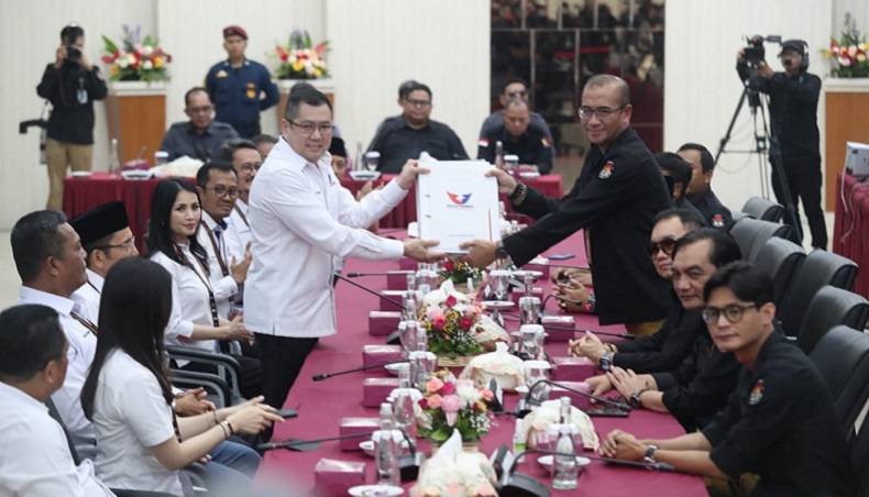 HT Serahkan Berkas Bacaleg Partai Perindo, Ungkap Alasan Daftar ke KPU Pukul 16.00