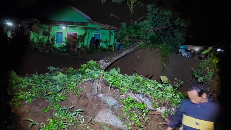 Longsor Terjang 3 Kecamatan di Sukabumi, Rumah Warga Terancam