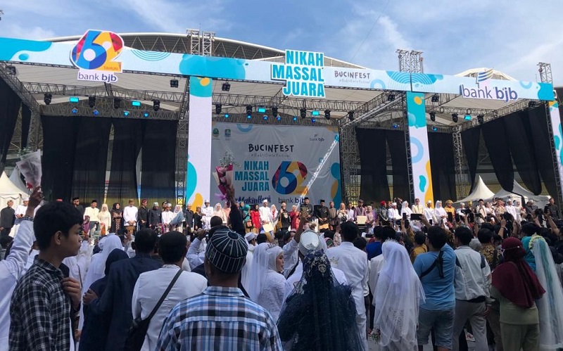 300 Pasangan Ikuti Nikah Massal Gratis di Stadion Patriot Bekasi, Peserta Antusias