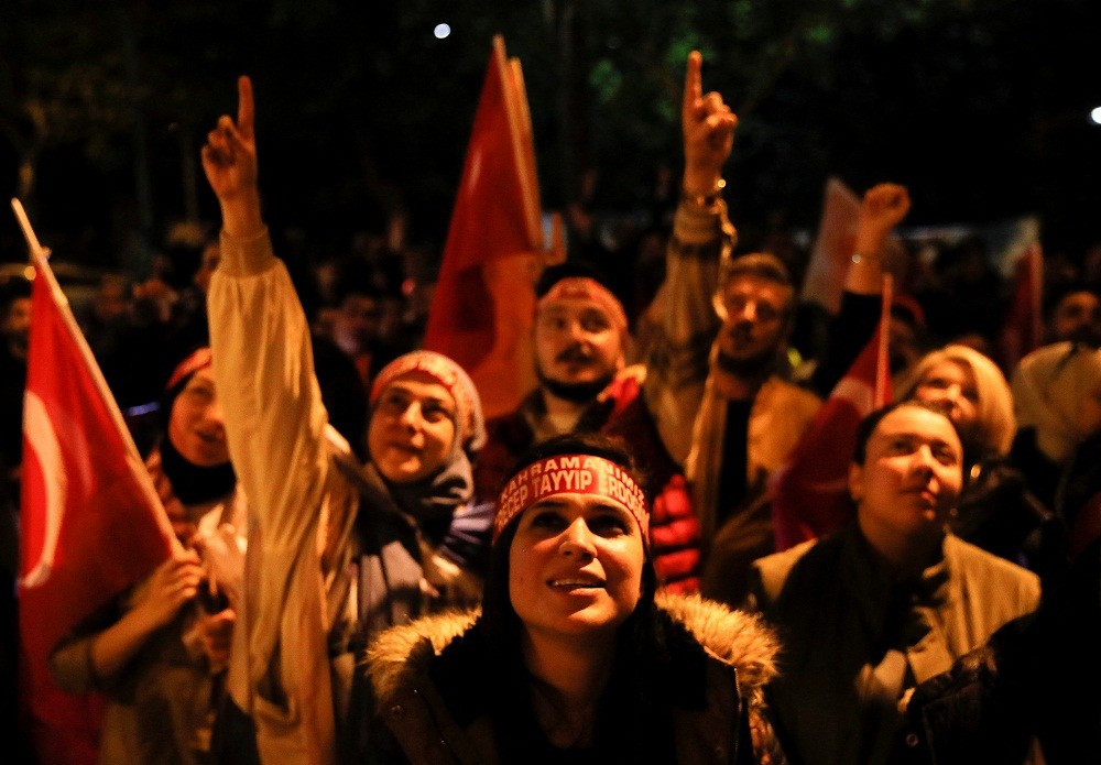 Usai Pilpres, Para Pendukung Erdogan Unjuk Rasa di Dekat Kantor AKP di Istanbul