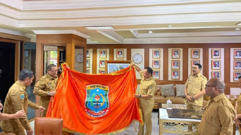 Provinsi Termuda, Bendera dan Lambang Pemprov Papua Barat Daya Diserahkan kepada Mendagri