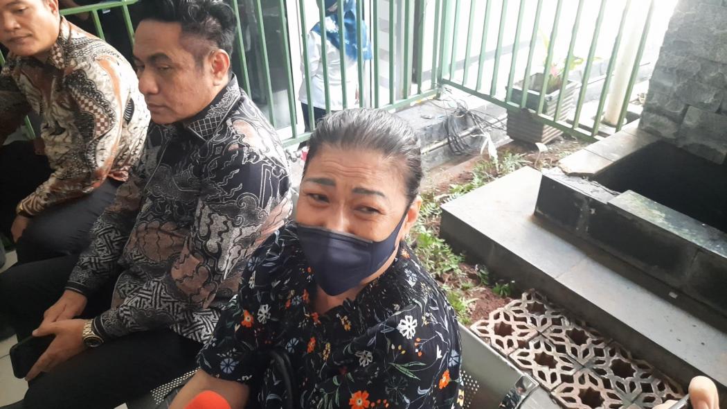Ibunda Inge Nangis Lihat Putrinya ke Ruang Sidang Cerai: Ari Wibowo Sudah seperti Anak Saya