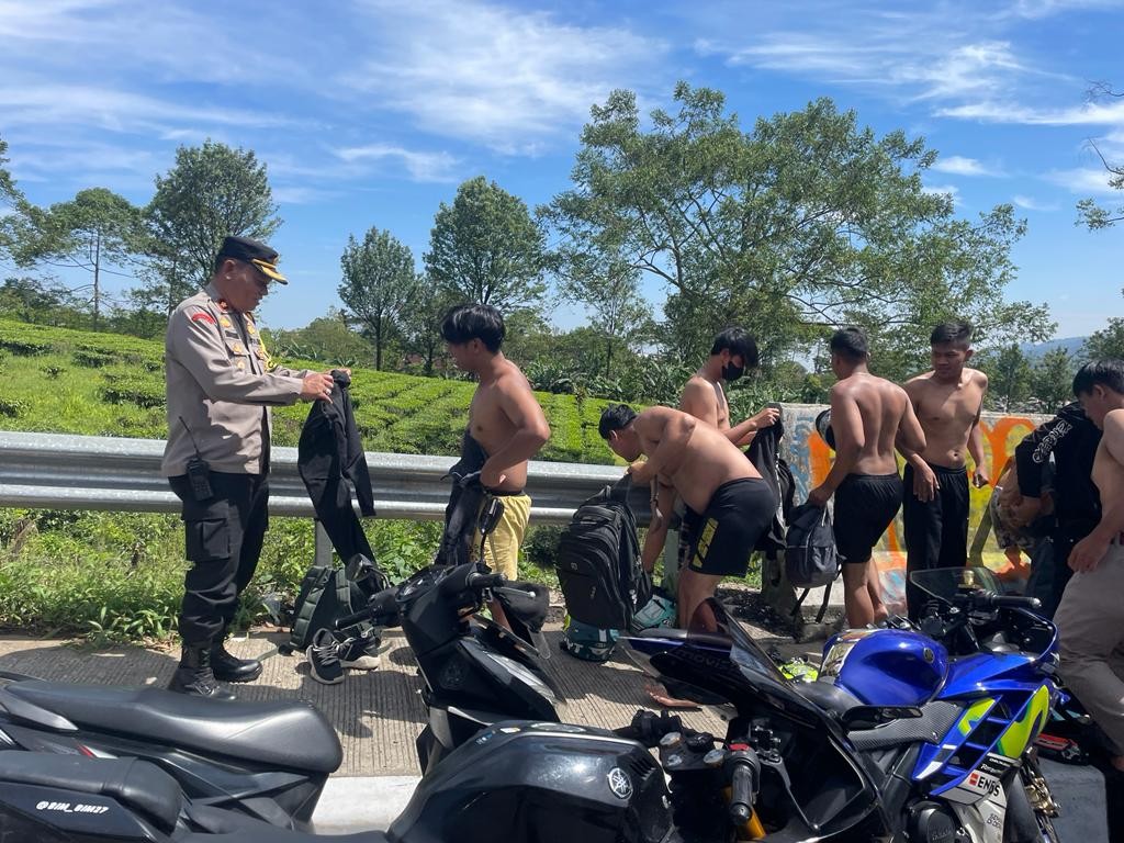 Konvoi Motor Tanpa Pakai Baju di Puncak, Puluhan Orang Ditangkap Polisi