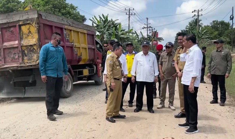 Jokowi Ungkap Kondisi Jalan di Jambi Rusak Parah : Udah Ngerasakan Sendiri
