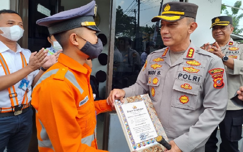 Kapolrestabes Bandung Apresiasi Penjaga Pelintasan KA di Laswi yang Selamatkan Pejalan Kaki