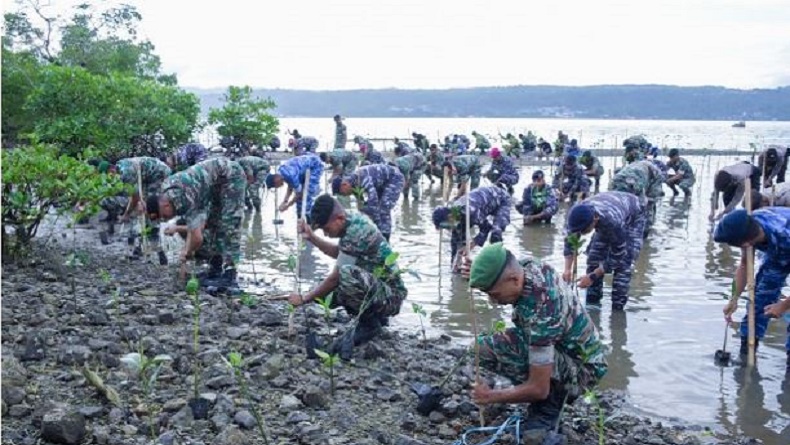 Ikut Pecahkan Rekor Muri, Kodam Pattimura Tanam 2.000 Pohon Mangrove di Ambon