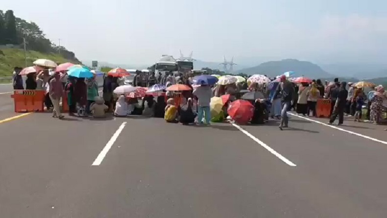 Warga 3 Desa Blokade Tol Cisumdawu, Lalu Lintas ke Arah Bandung Lumpuh 3 Jam
