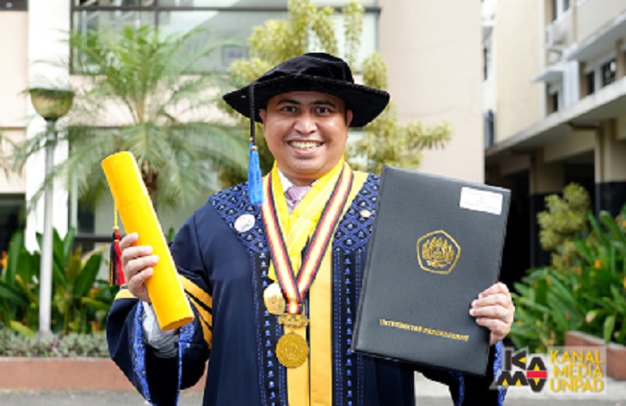 Sempat 2 Kali Gagal Masuk Unpad, Prakoso Kini Jadi Wisudawan Terbaik Program Doktor 