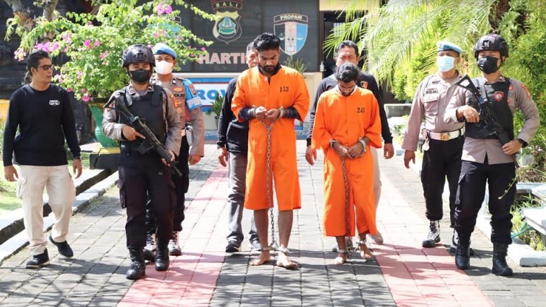Penampakan 2 WNA India Pembunuh Warga Jakarta di Denpasar, Tangan-Kaki Diborgol
