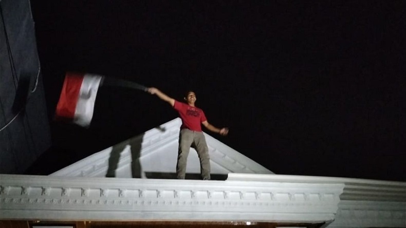 Momen Ayah Rizky Ridho Kibarkan Merah Putih usai Timnas Indonesia U-22 Raih Emas SEA Games 2023