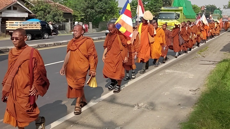 Usai Bermalam di Indramayu, 32 Biksu Thailand Kembali Jalan Kaki ke Candi Borobudur 