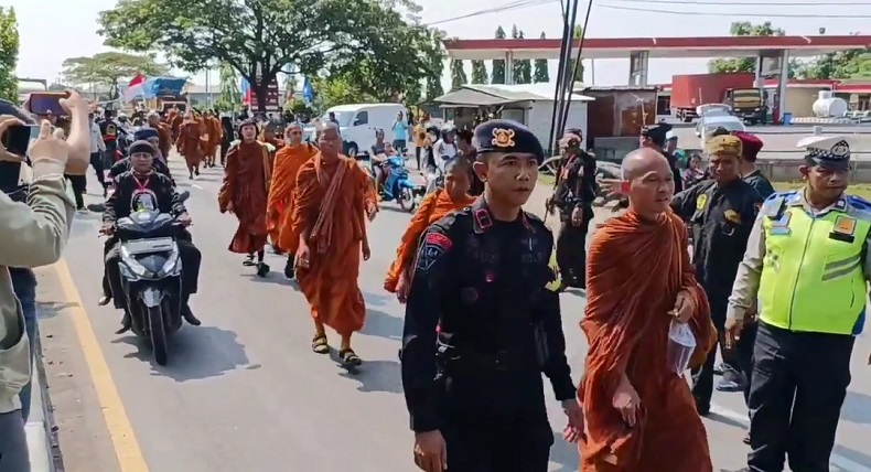 32 Biksu Jalan Kaki dari Thailand ke Borobudur Tiba di Cirebon, Keluhkan Cuaca Panas