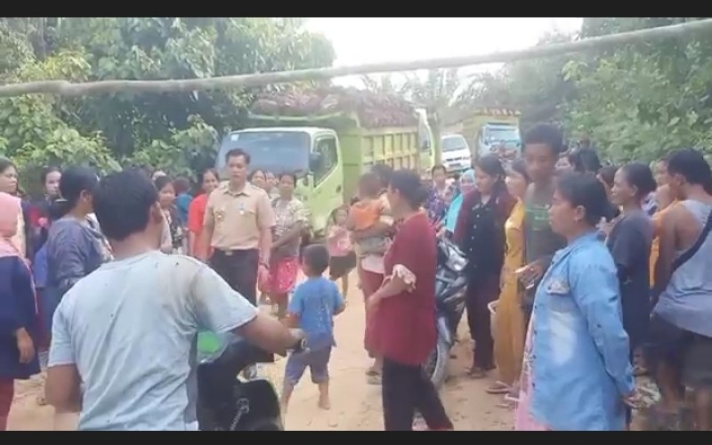 Emak-emak di Muba Portal Jalan Tuntut Kerja di Perusahaan Sawit 