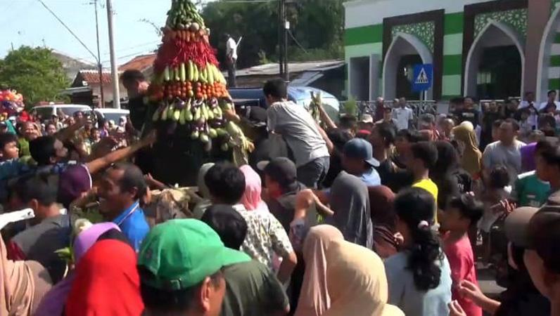 Semarak HUT ke-422 Tegal, Ribuan Warga Berebut Puluhan Gunungan Hasil Bumi