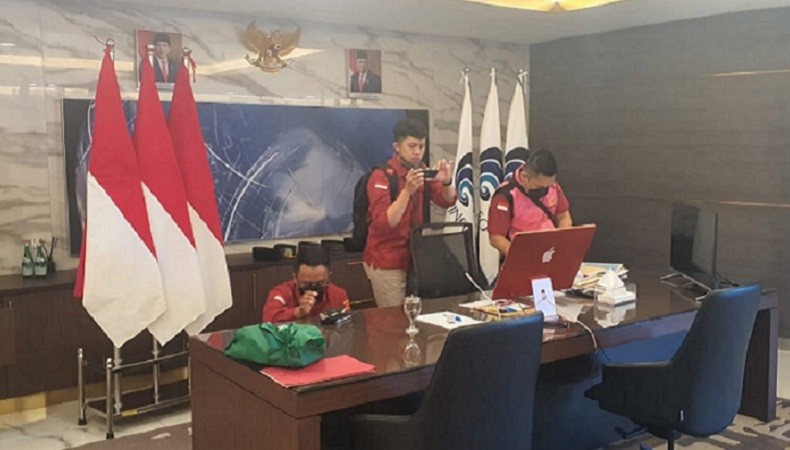 Potret Kejagung Geledah Ruang Kerja Johnny G Plate, Komputer hingga Tempat Sampah Diperiksa