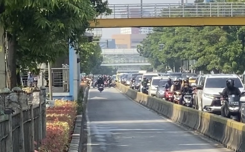 Tilang Manual Kembali Berlaku, Pemotor Nekat Masuk Busway di Jakpus Kocar-kacir