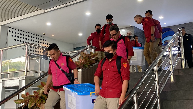 Selesai Geledah Kominfo, Penyidik Kejagung Bawa 2 Boks Kontainer