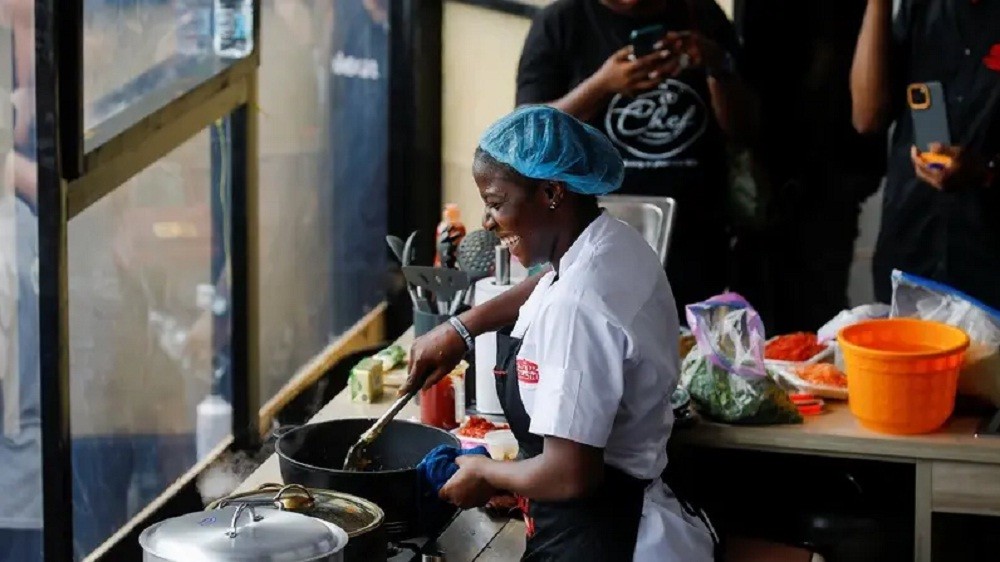 Koki Ini Rela Masak 100 Jam Non-stop demi Rekor Dunia