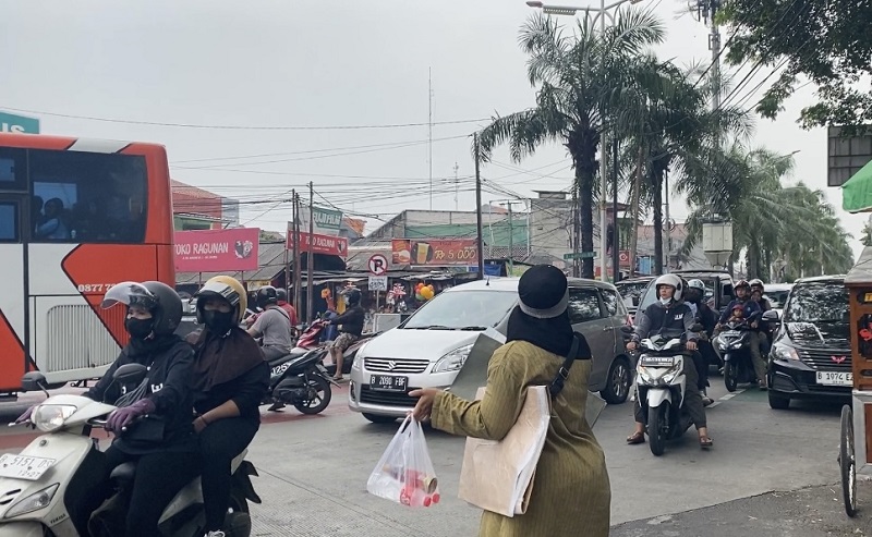 Libur Tanggal Merah, Lalu Lintas di Sekitar Ragunan Jaksel Padat Hari Ini