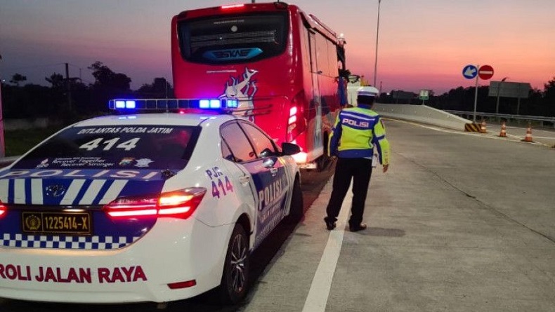 Bus DPRD Surabaya Kecelakaan di Tol Pasuruan, Tabrak Bagian Belakang Truk