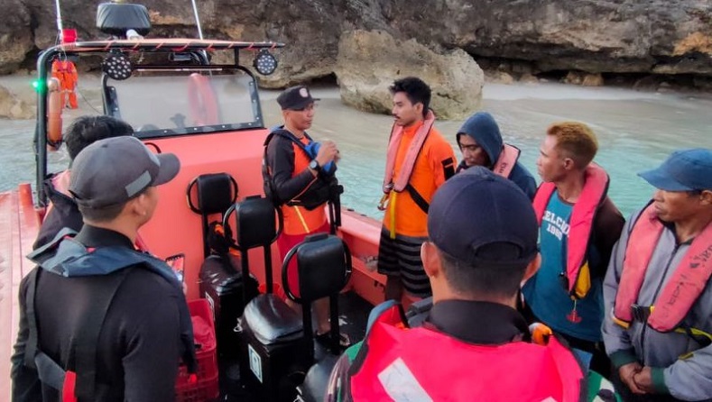Kapal Bocor, 4 Nelayan Selamat usai Terombang-ambing di Selat Rote NTT