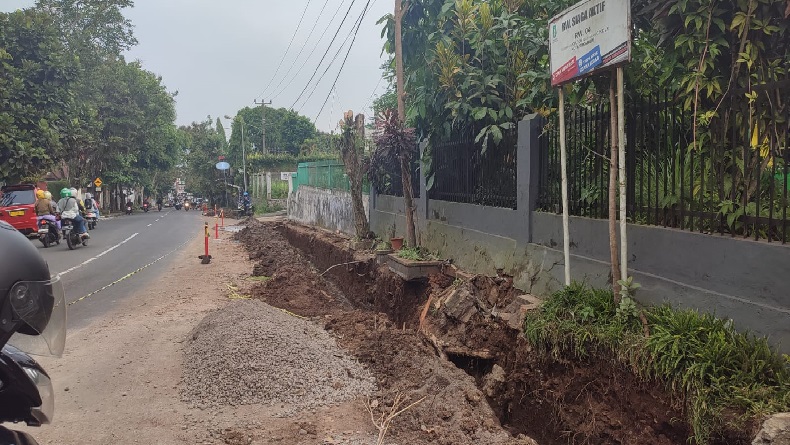 Proyek Trotoar Jalan Siliwangi Sukabumi di TKP Pohon Tumbang Disetop, Kepala Proyek Diperiksa