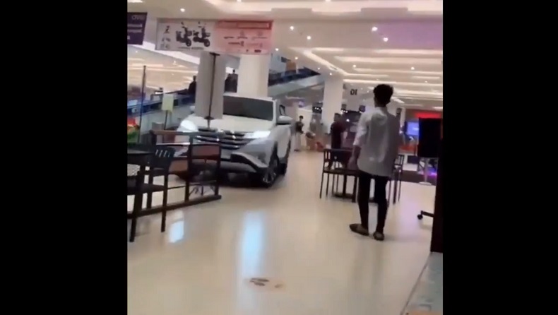Viral Honorer Bawaslu Payakumbuh Terobos Transmart Padang Pakai Mobil, Diduga Stres