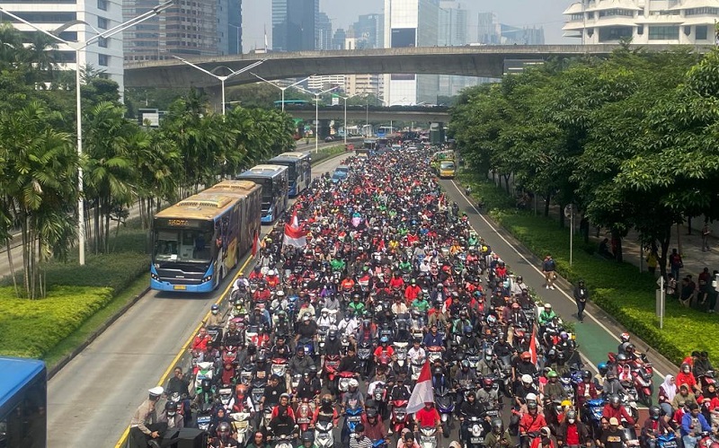 Meriah, Begini Suasana Warga Sambut Pawai Kontingen Indonesia SEA Games 2023 di Jalan Sudirman