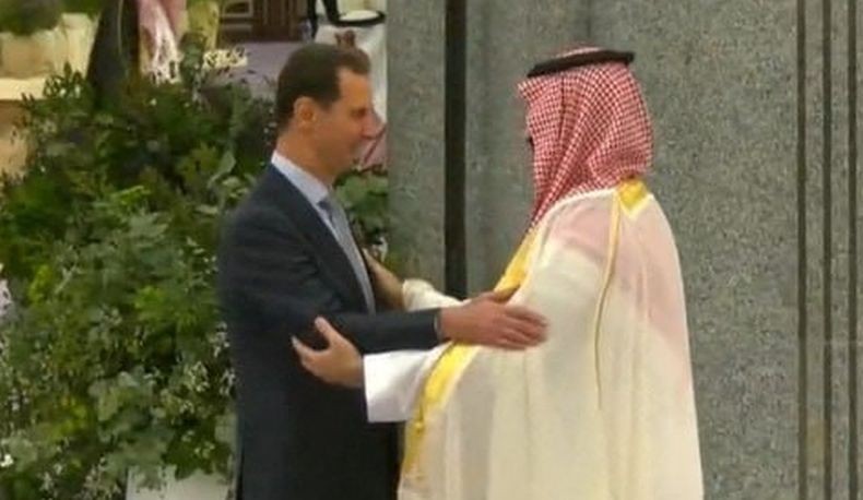 Berdamai, Momen Pangeran MBS Jabat Tangan dan Pelukan dengan Presiden Suriah Assad