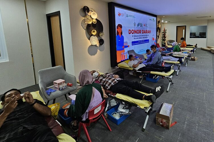 Bantu Cukupi Stok Darah PMI, Insan Pegadaian Ramai-ramai Donor