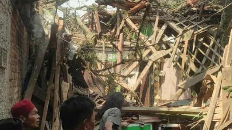 Ngeri, Pohon Tumbang Timpa 6 Rumah di Kutawaringin Bandung