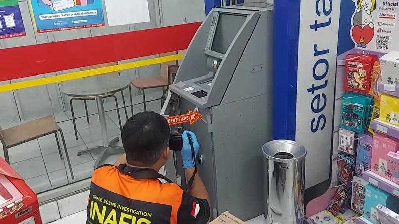 Aksi Pencuri Bobol ATM Minimarket di Jamanis Tasikmalaya Terekam CCTV