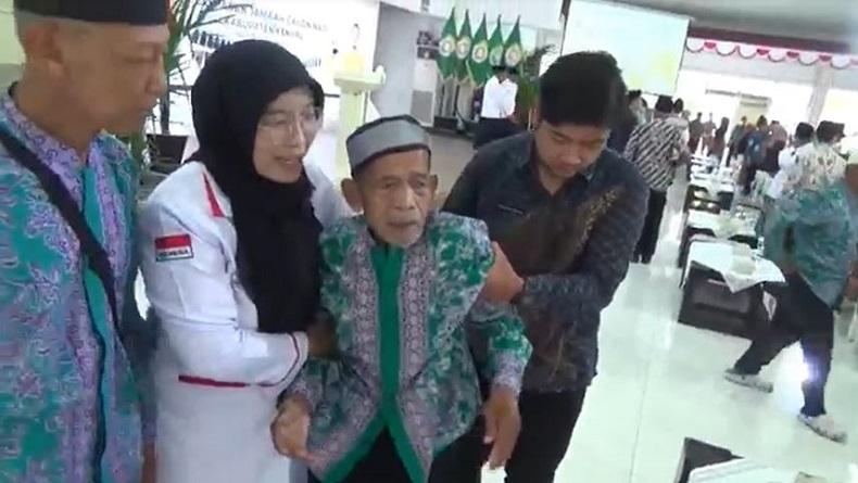 Menabung 15 Tahun, Mbah Duki Jadi Calon Haji Tertua dari Kendal Berusia 97 Tahun
