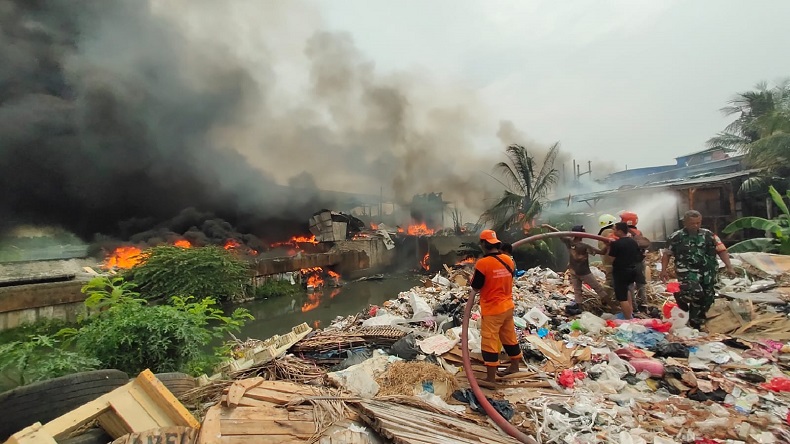 Kebakaran Hanguskan Sejumlah Bangunan Semipermanen di Penjaringan Jakut